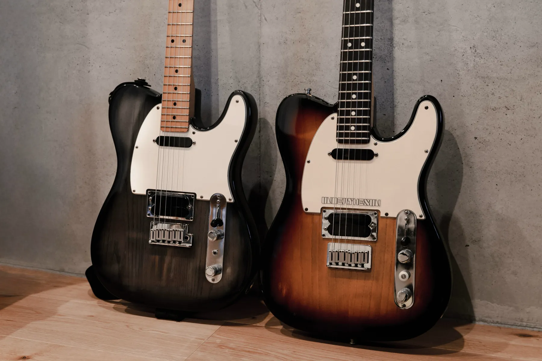 2本のfender telecaster plusの写真